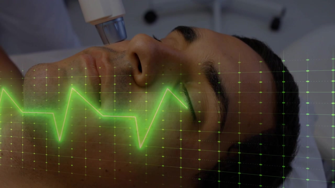 Clinico con guanti che muove un dispositivo lungo la guancia del paziente verso la mascella, griglia ECG al neon pulsante per la cura della pelle