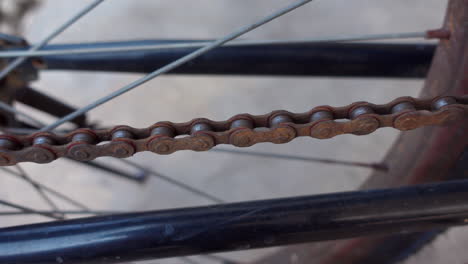 video en 4k que captura los intrincados detalles de una vieja cadena de bicicleta oxidada, mejorada por una técnica de deslizamiento suave