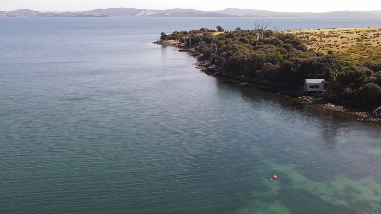 la antena de drones avanza más allá de la casa de playa sobre el agua azul tropical alrededor de la naturaleza y las montañas