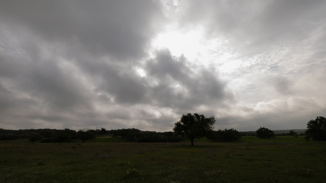 2024년 4월 8일 전체 태양 일식 기간 동안 시골 목초지 위의 구름의 시간 흐름