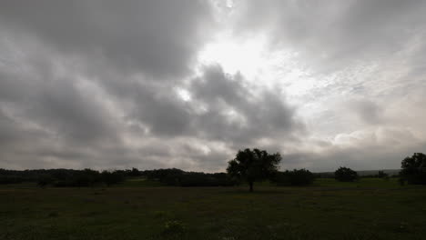 el lapso de tiempo de las nubes sobre un pasto rural durante el eclipse solar total del 8 de abril de 2024