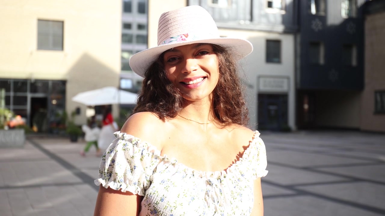 Ritratto di una giovane donna sorridente con un cappello di paglia