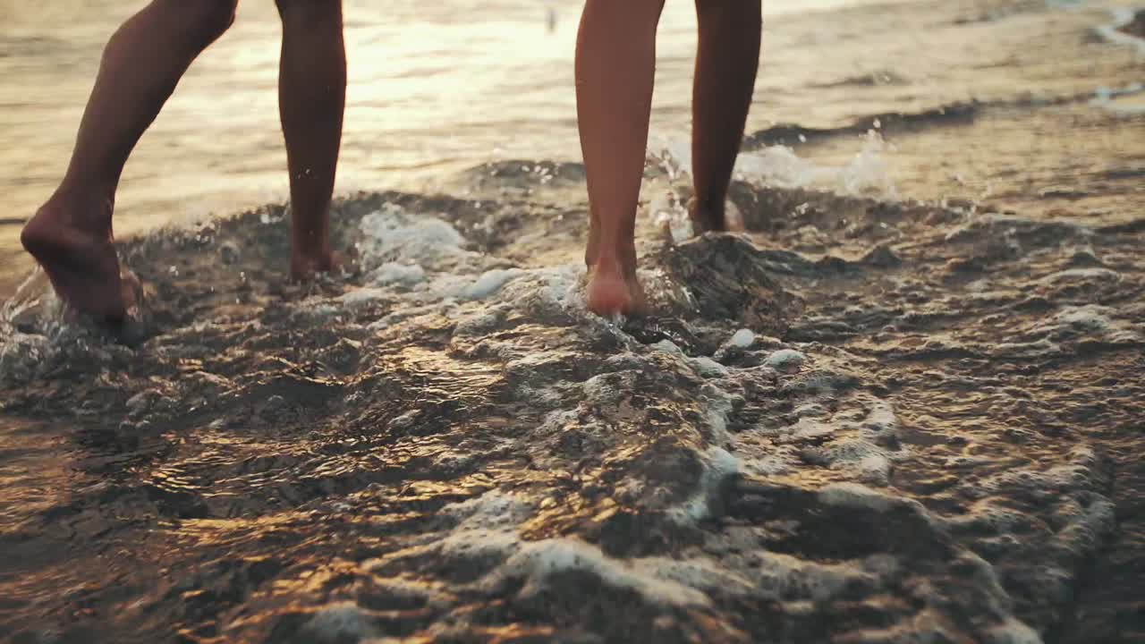 pareja camina por la playa al atardecer