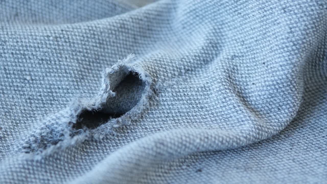 어진 회색 직물의 근접 사진