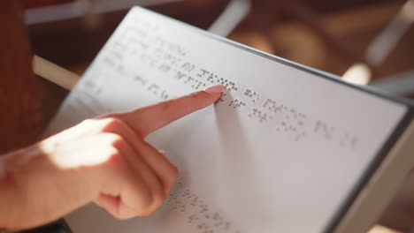 persona que lee el braille