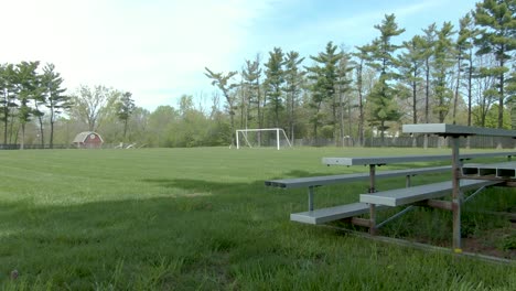 toma panorámica horizontal de un campo de fútbol visto desde la perspectiva del aficionado