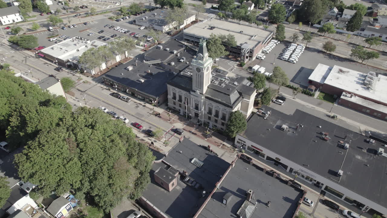 마를보로, 매사추세츠 시청 위에서 천천히 회전하고 있습니다.
