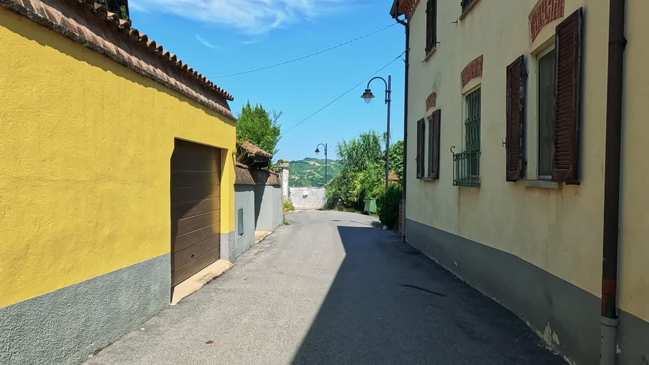 시골 건물 과 초록색 으로 가득 찬 빛 이 있는 골목