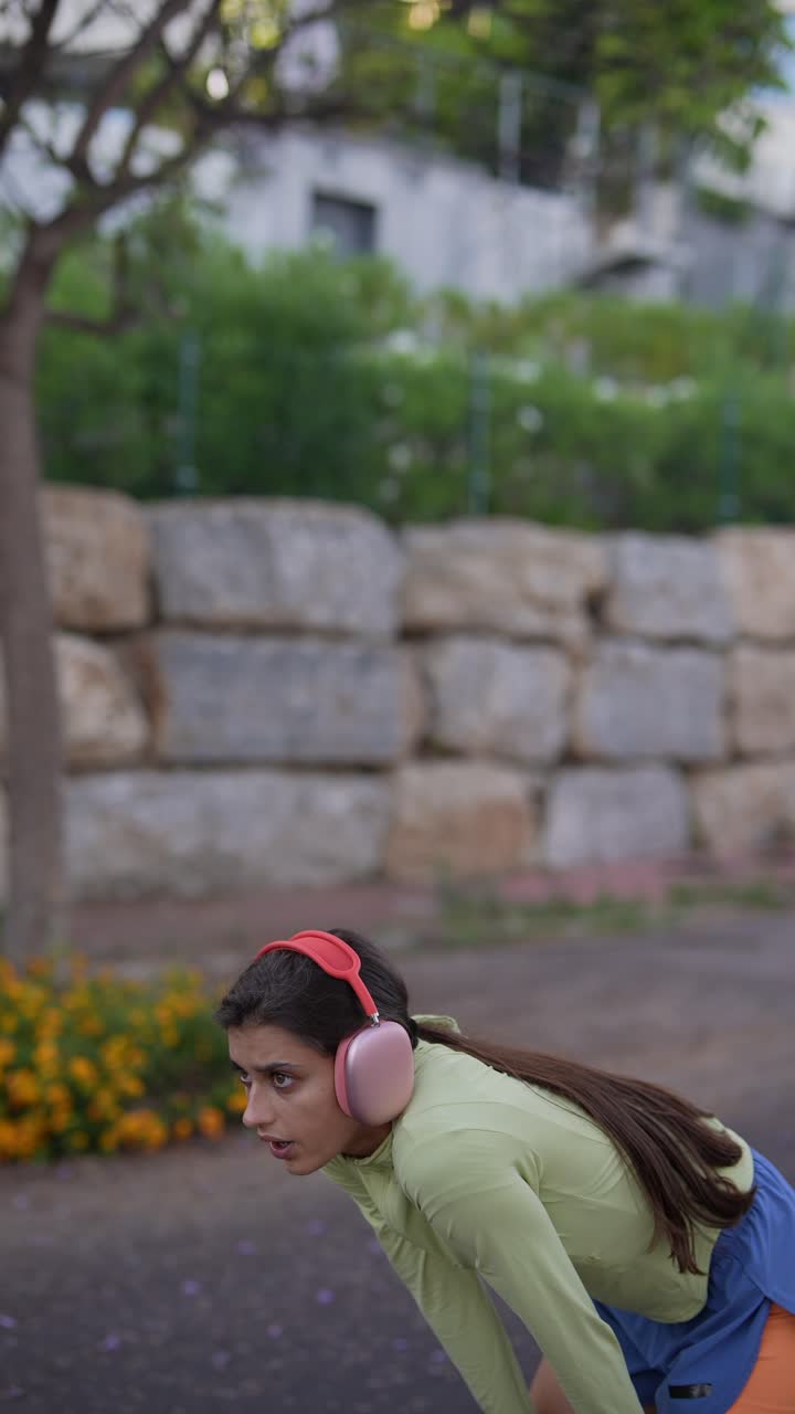 mujer tomando un descanso de una carrera