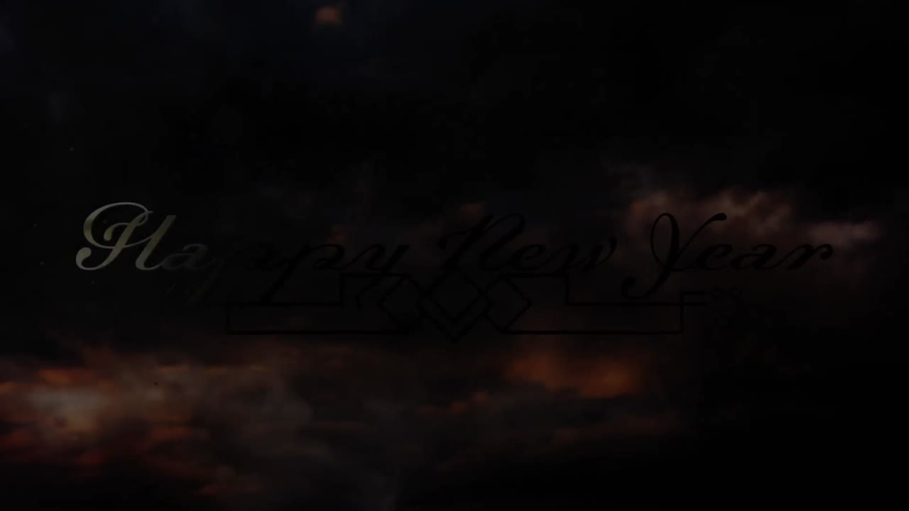 animación de oro brillante texto de feliz año nuevo con fuegos artificiales sobre nubes anaranjadas en el fondo