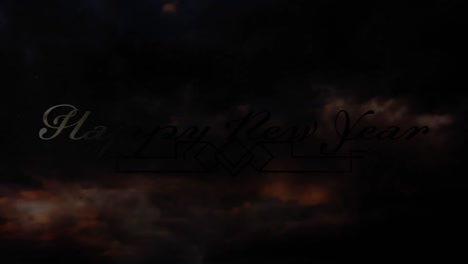 animación de oro brillante texto de feliz año nuevo con fuegos artificiales sobre nubes anaranjadas en el fondo