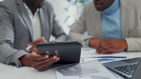 Büro-Tablet,-Hände-Oder-Schwarze-Bewerten-Online