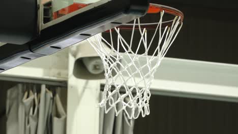 En-El-Entrenamiento-De-Baloncesto,-La-Pelota-Se-Lanza-A-La-Canasta.