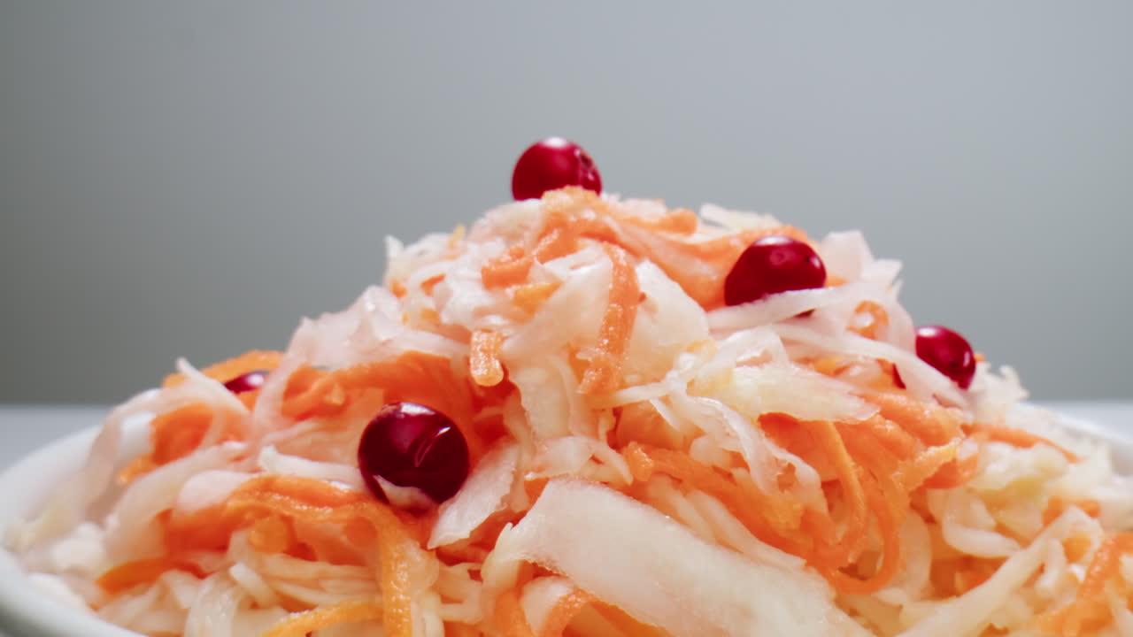 sauerkraut variedad de repollo fermentado en frascos de preservación. repolo fermentado casero con zanahoria y ensalada con remolacha en una mesa de madera. comida fermentada.. imágenes de alta calidad en 4k