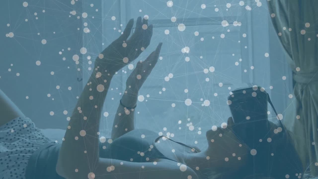 가상 현실 헤드 ⁇ 을 착용하면서 침대에 누워있는 여성