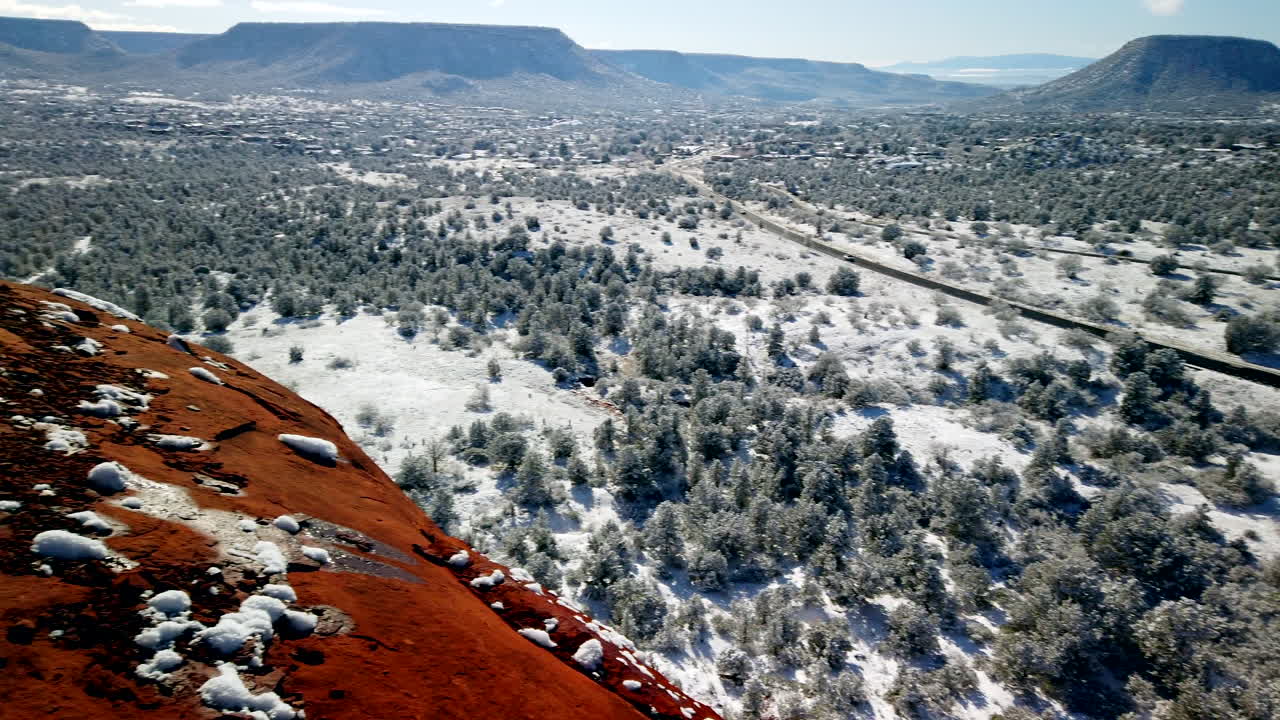 Vista da una scogliera presso Bell Rock a Sedona, Arizona