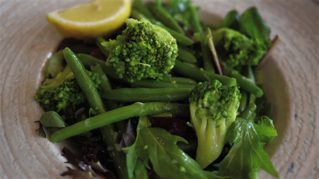 Insalata fresca con broccoli, fagiolini e misticanza servita in ciotola