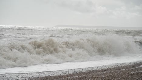 Olas-Del-Mar-Rompiendo-En-La-Playa-De-Guijarros-En-Un-Día-Nublado-En-Hastings,-Inglaterra