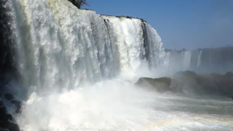 majestuosas cataratas del iguazú, en la frontera brasil argentina