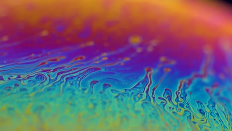 planeta abstracto psicodélico de una burbuja de jabón, refracción de la luz en una burbuje de jabón. macro de primer plano en la burbuja del jabón. colores del arco iris en un fondo negro. modelo de espacio o planetas universo galaxia cósmica.