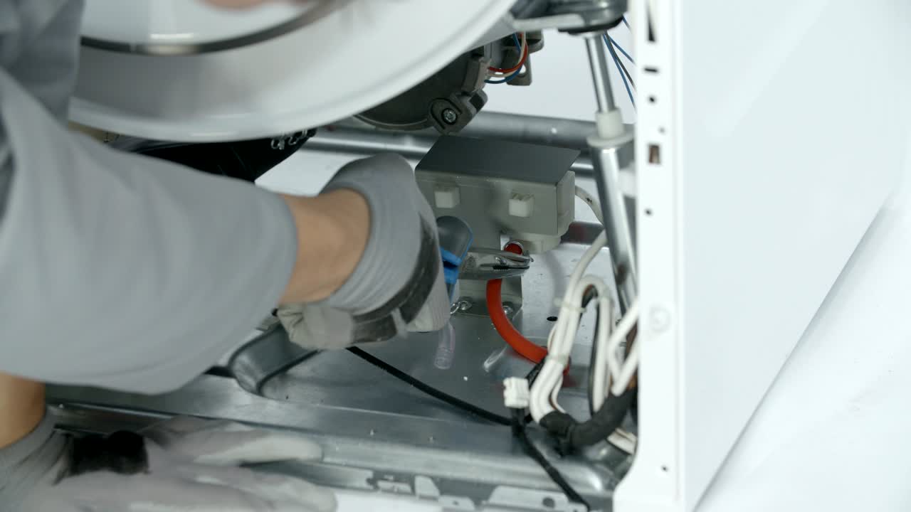 구부러진 코 피스를 사용하는 수리사