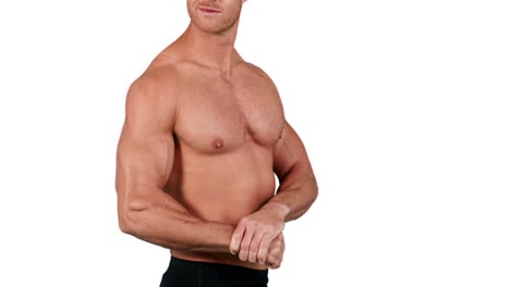 hombre musculoso flexionando sus músculos