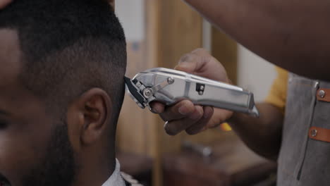 un hombre se corta el cabello en la barbería.