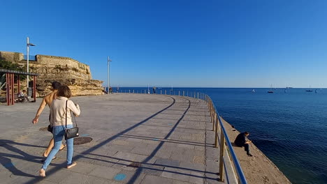 Fußgängerzone-An-Der-Ufermauer-Von-Cascais,-Direkt-Am-Meer,-Ein-Ort-Der-Freizeit-Und-Des-Vergnügens-Für-Die-Menschen,-Die-Dort-Spazieren-Gehen