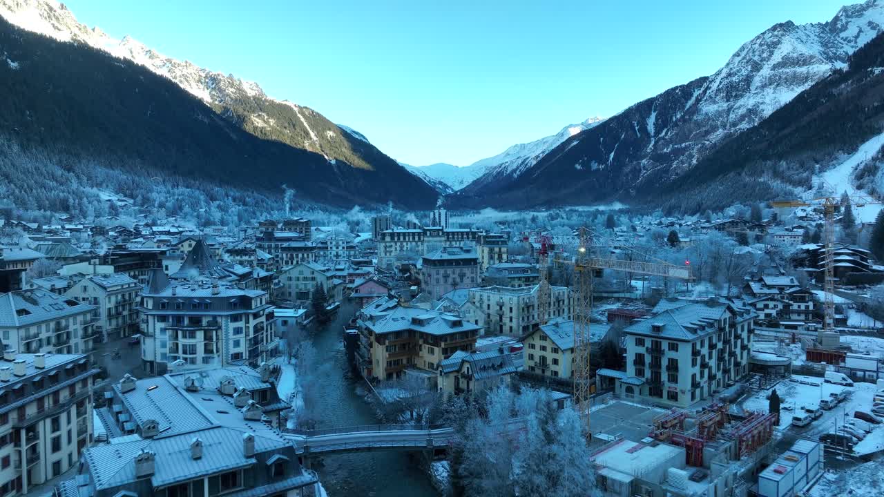 프랑스 알프스 산맥의 강과 스키 마을인 chamonix의 낮은 드론 비행기, 차가운 겨울 아침에 눈과 얼음으로