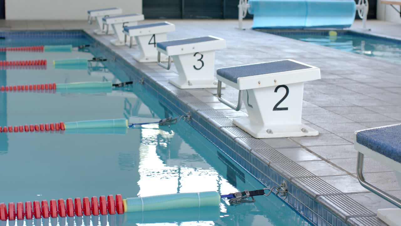 경주 를 준비 하고 있는 수영장 의 출발 블록