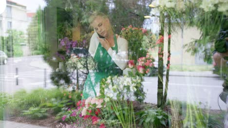 mujer en floristería hablando por teléfono