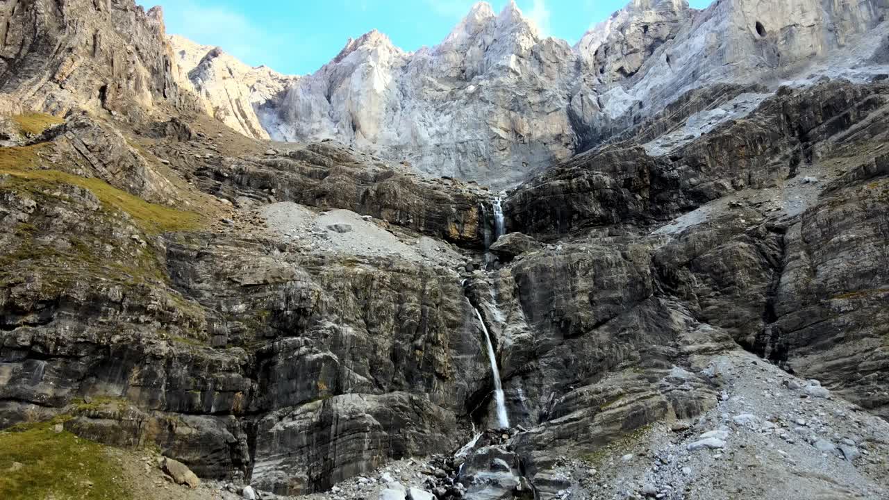Vedute aeree della cascata di Gavarnie nei Pirenei francesi.
