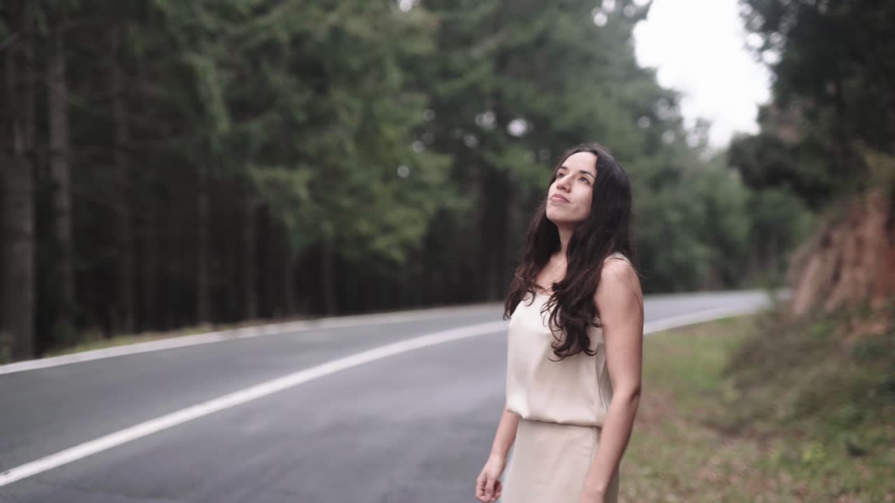 Persona latina che cerca indicazioni sull'autostrada del Montseny in Spagna
