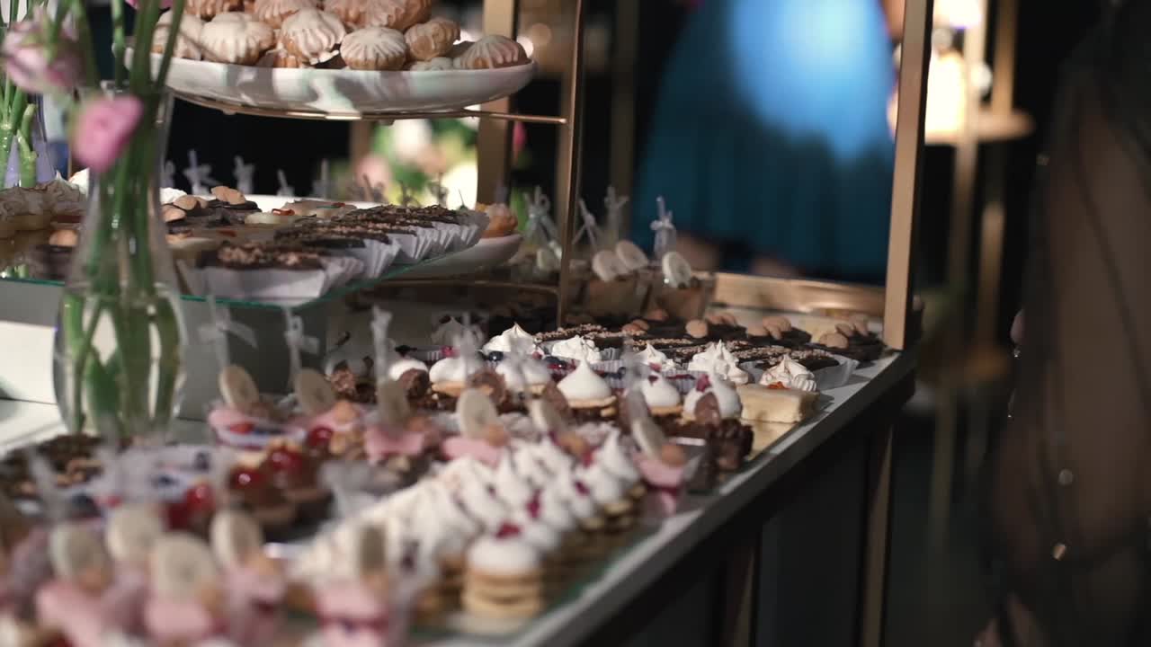 Assortimento di dolci in esposizione su un'elegante tavola da dessert, atmosfera accogliente