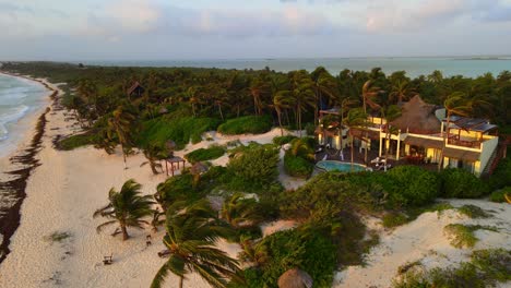 increíble casa de playa ubicada en el medio del bosque tropical con hermosas palmeras