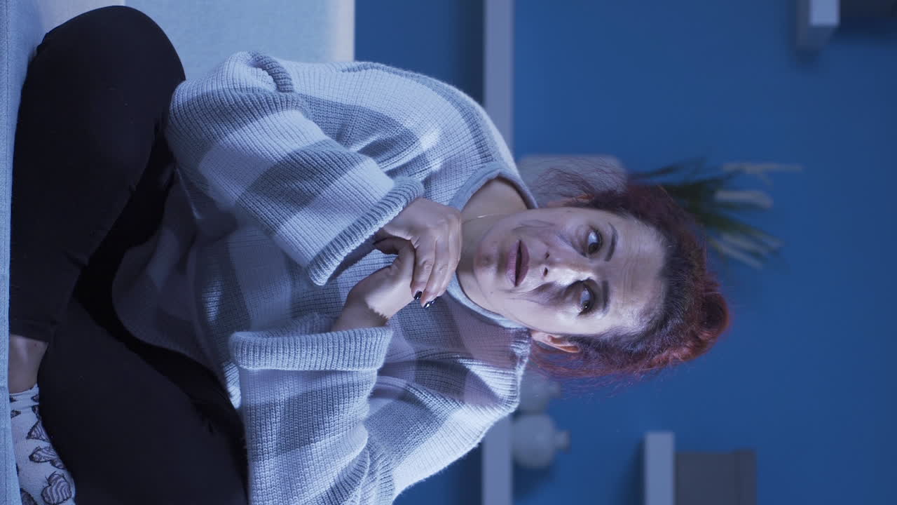 video vertical de una mujer esquizofrénica.