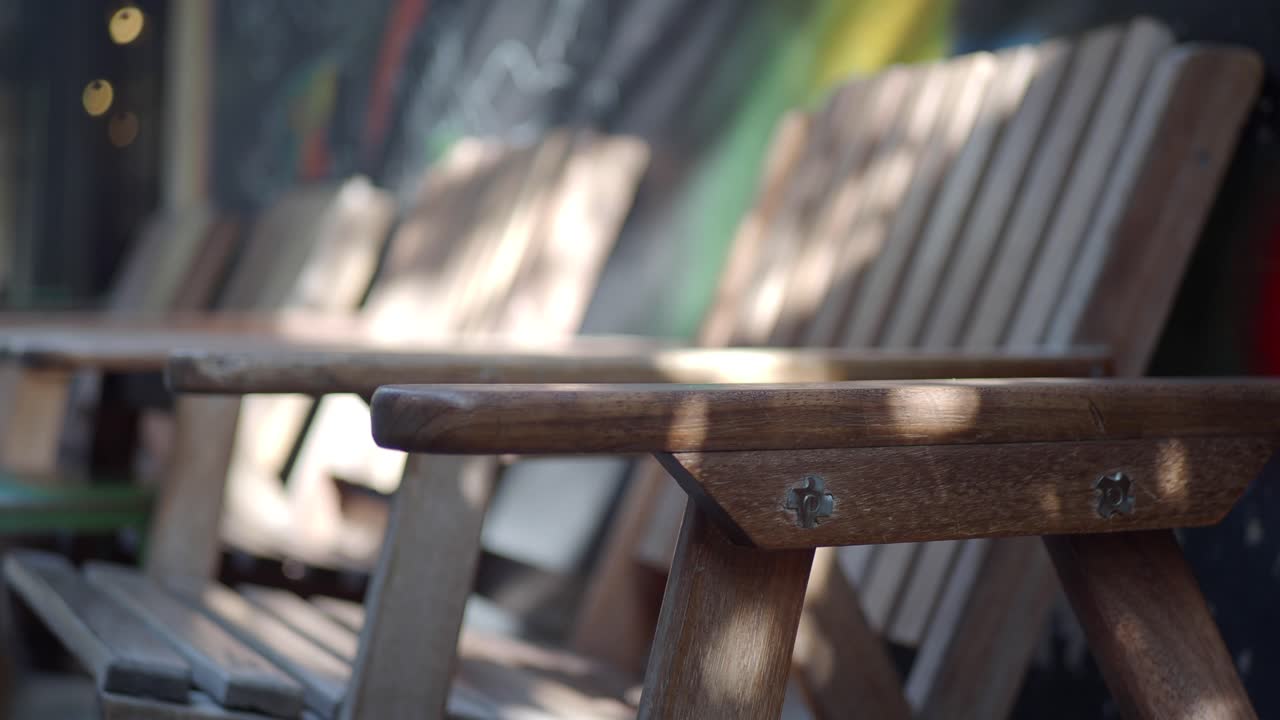 sillas de madera en un patio