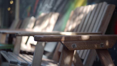 sillas de madera en un patio