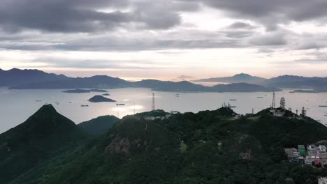 vista aérea del pico agudo, el campo y la ruta de senderismo en sai kung, hong kong
