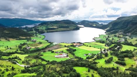 Imágenes-Aéreas-Hermosa-Naturaleza-Noruega.