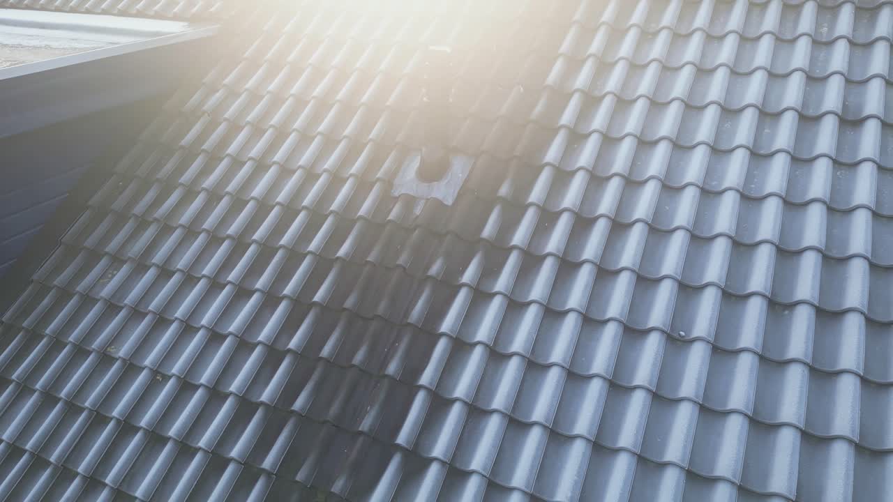 ventilación de escape del sistema de calefacción centralizada instalada en el techo de la casa contra la luz solar