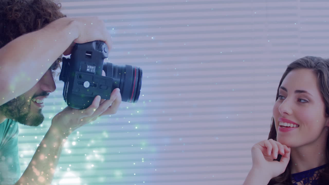 사진을 찍는 백인 남성 사진작가와 여성 모델의 반 ⁇ 이는 애니메이션