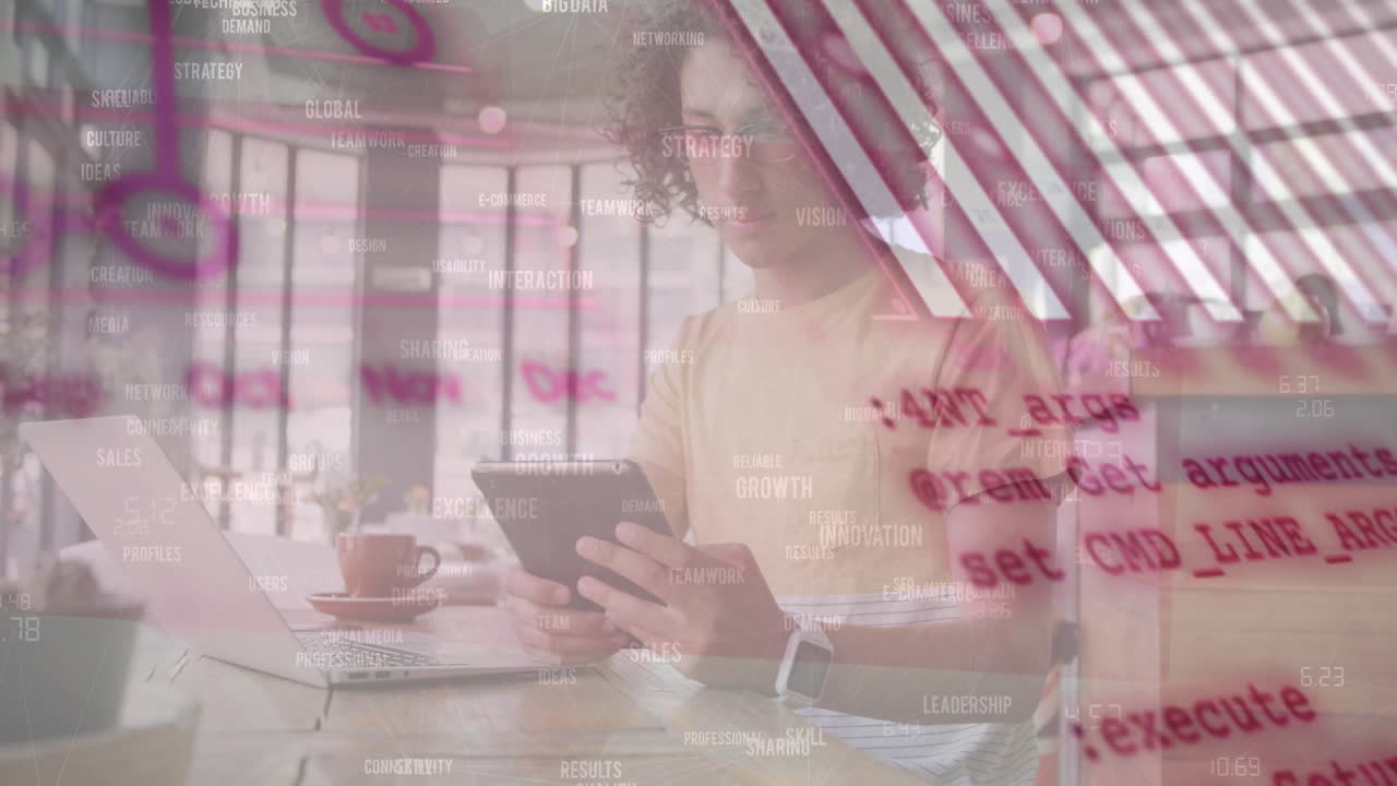 태블릿을 사용하는 두 인종의 남성에 대한 금융 데이터 처리의 애니메이션