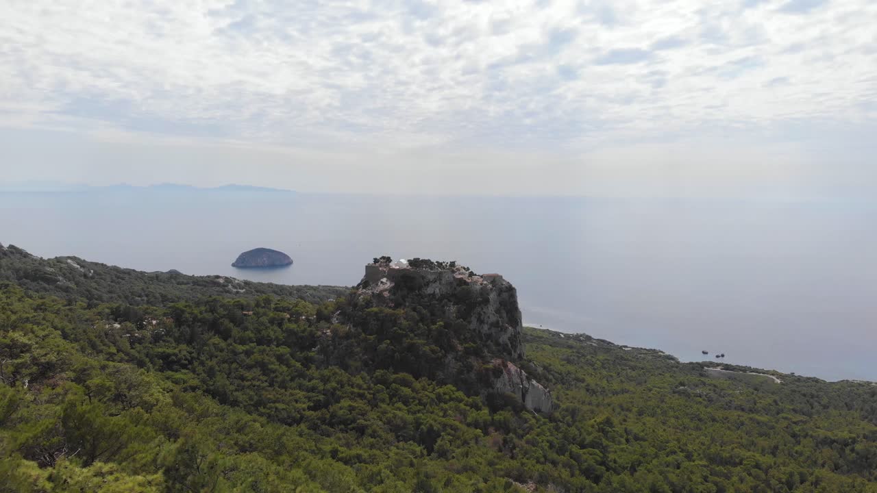 항공: 로도스 섬에 있는 모놀리토스의 오래된 성의 설정 샷