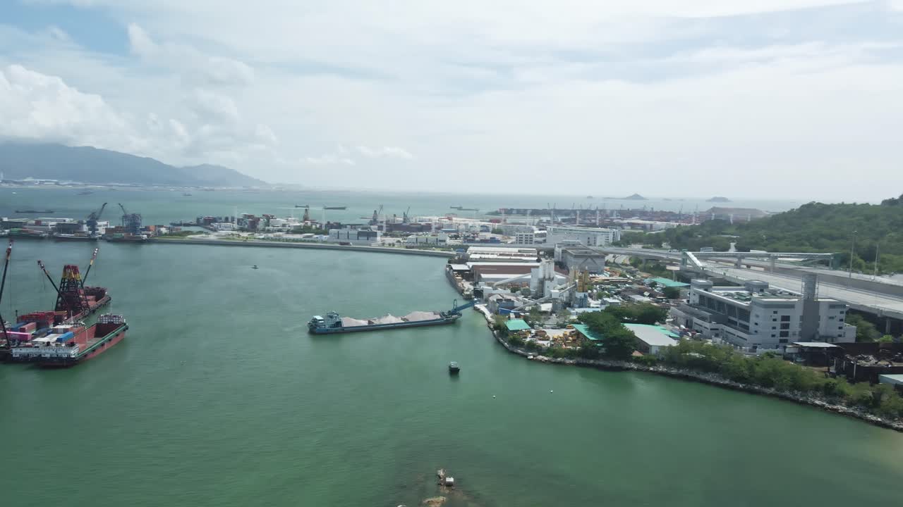 바다 한가운데에 배 몇 척이 있는 툰문 바다의 공중 전망