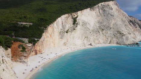 Porto-Katsiki-Es-Una-Impresionante-Playa-Junto-A-Un-Acantilado-En-Lefkada,-Grecia