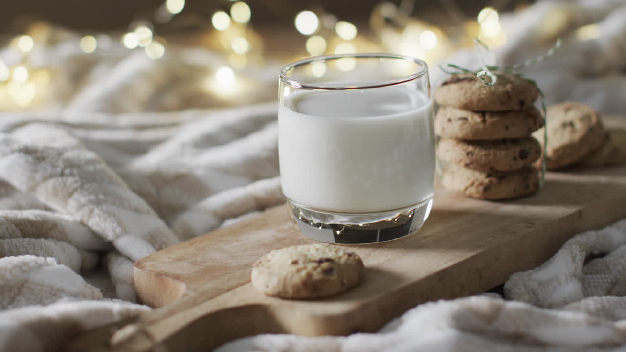 video de galletas de navidad, un vaso de milk y espacio de copia en fondo blanco