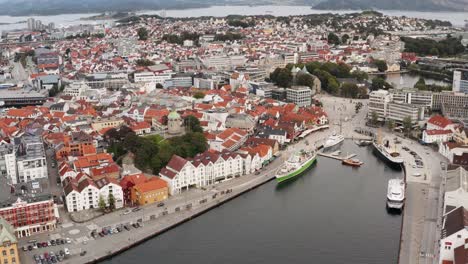 Vista-Aérea-De-Stavanger,-Puerto-Y-Parque-Del-Centro-De-La-Ciudad