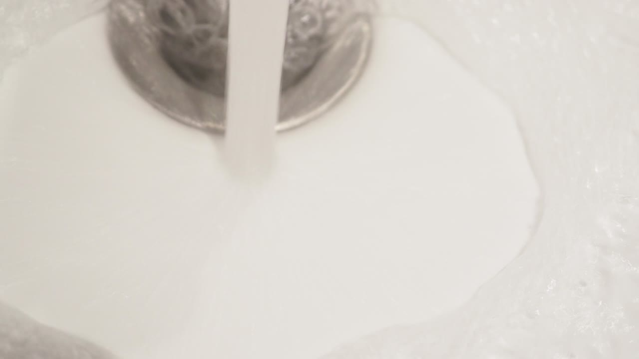 화장실 싱크대 배수관 으로 물 이 떨어지는 클로즈업