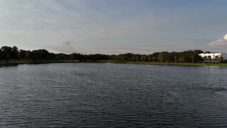 magníficas imágenes de drones del lago crescent ubicado en sunny st.